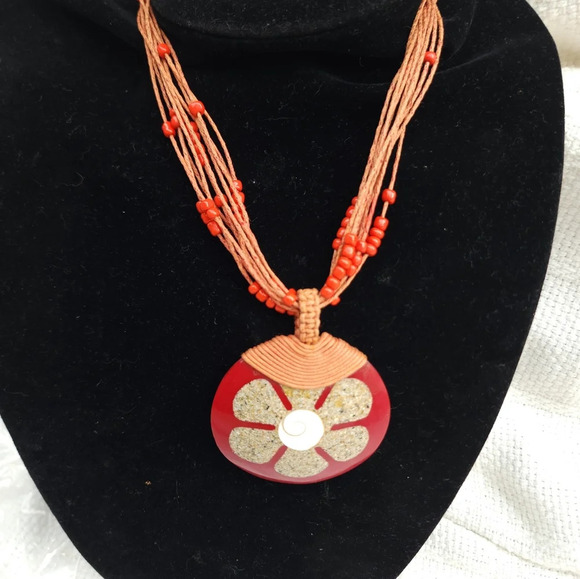 Handcrafted macrame sand dollar necklace - Picture 6 of 7